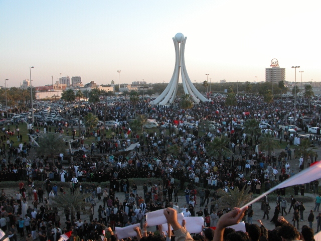 File:Protesters gathering in Pearl roundabout.jpg